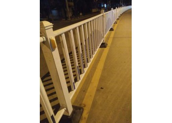 崇左鋅鋼護欄道路護欄公路隔離欄優(yōu)惠價
