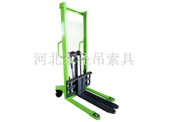 手動(dòng)迷你堆高車搬運(yùn)山西陳醋使用案例