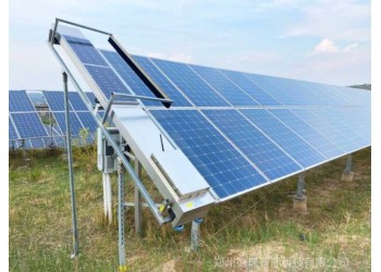 分布式光伏發(fā)電清潔機器-德瑞光伏清潔機器人