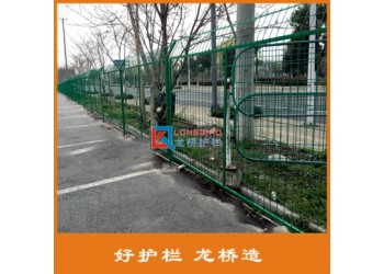 江蘇高速公路護欄網(wǎng)廠 公路隔離防護網(wǎng) 浸塑綠色鋼絲網(wǎng)圍欄價格
