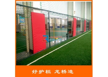江蘇勾花網(wǎng)護(hù)欄規(guī)格 學(xué)校操場體育場綠色包塑鐵絲隔離網(wǎng)出廠價